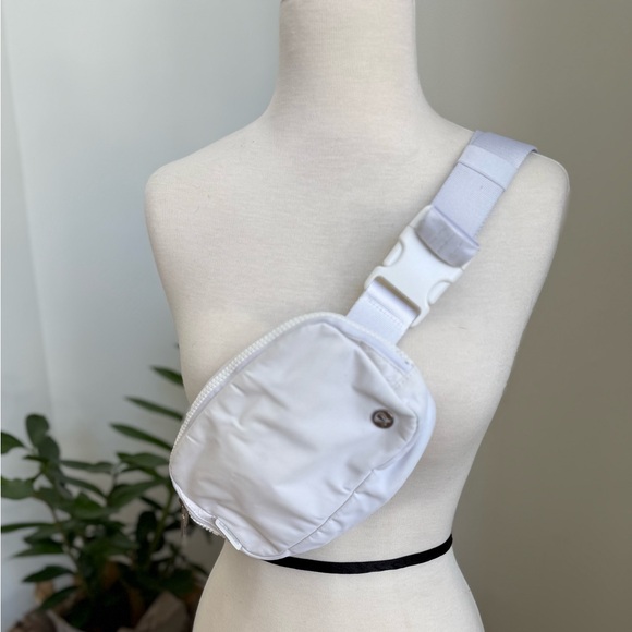 Lululemon Everywhere Belt Bag White Crossbody EUC - Picture 2 of 9